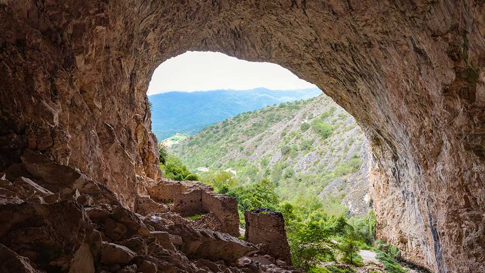 Peshna cave and endemic species in the underground lakes